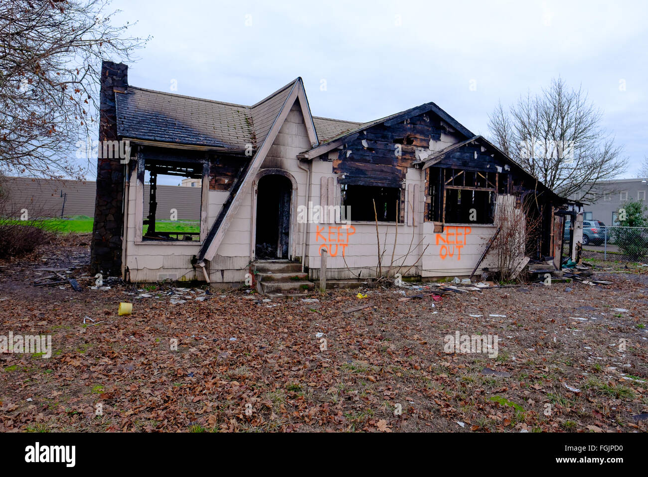 Haus brannte fast vollständig in einem großen Brand nur die beschädigten bleibt das Haus zu verlassen. Stockfoto