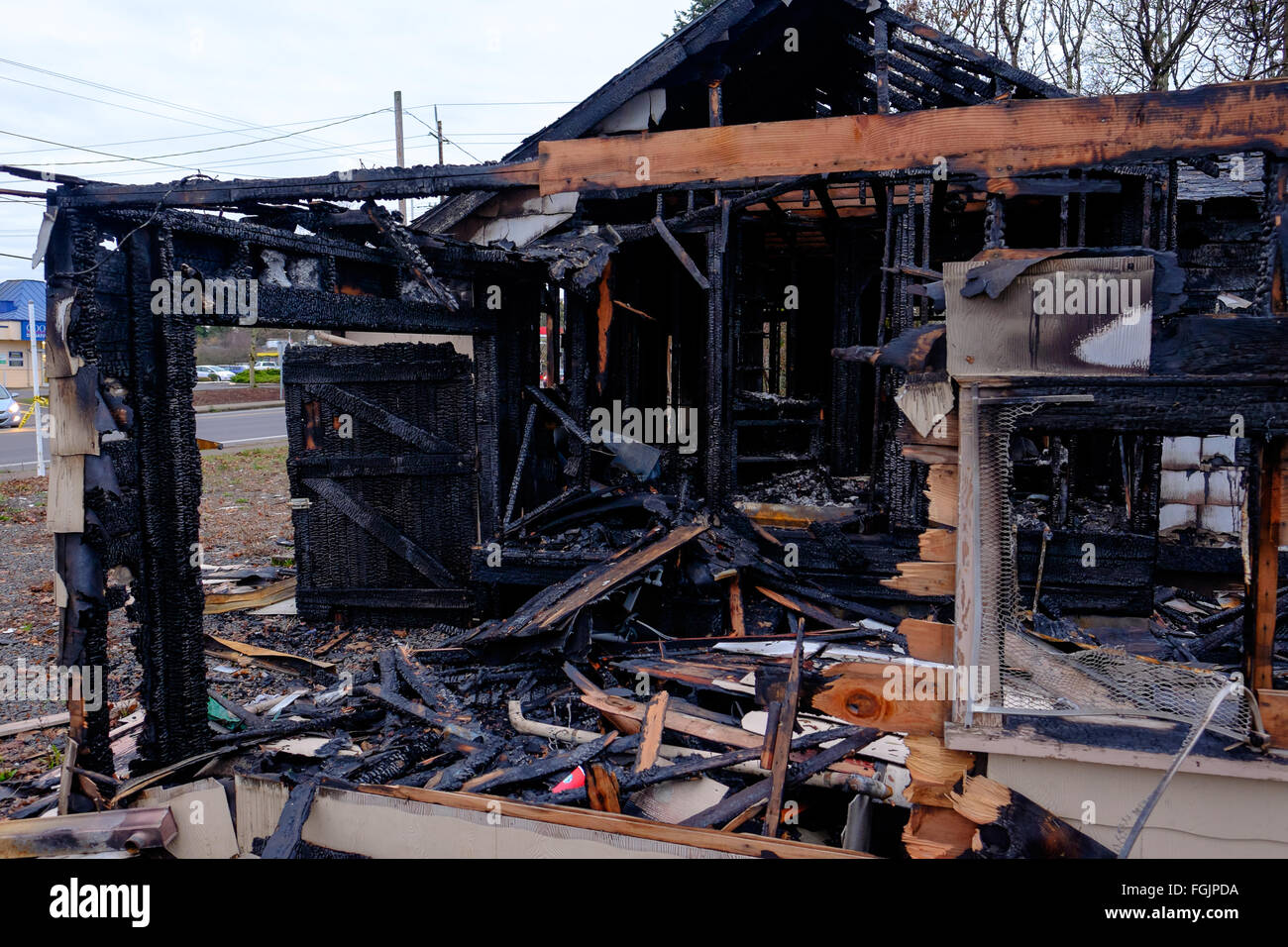 Haus brannte fast vollständig in einem großen Brand nur die beschädigten bleibt das Haus zu verlassen. Stockfoto