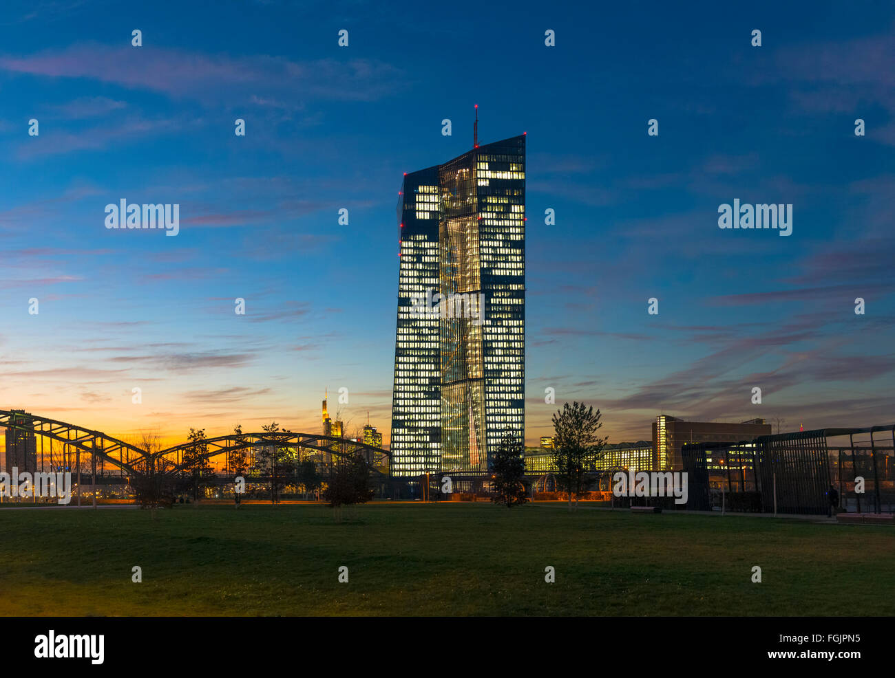 Europäische Zentralbank, in der Abenddämmerung, blaue Stunde, Hafenparks, Frankfurt, Hessen, Deutschland Stockfoto