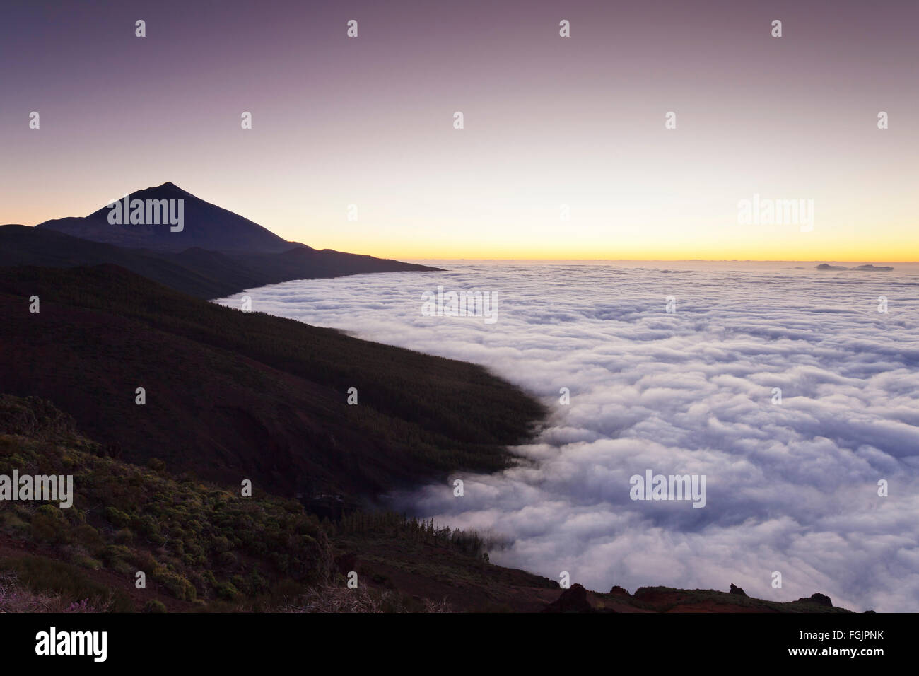 Schlängelt sich Vulkan Pico del Teide bei Sonnenuntergang, Handel, Nationalpark Teide, Teneriffa, Kanarische Inseln, Spanien Stockfoto
