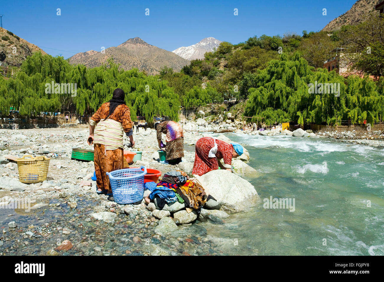 Wäsche waschen im Fluss bei Setti Fatma, Ourika Tal Marokko Stockfoto