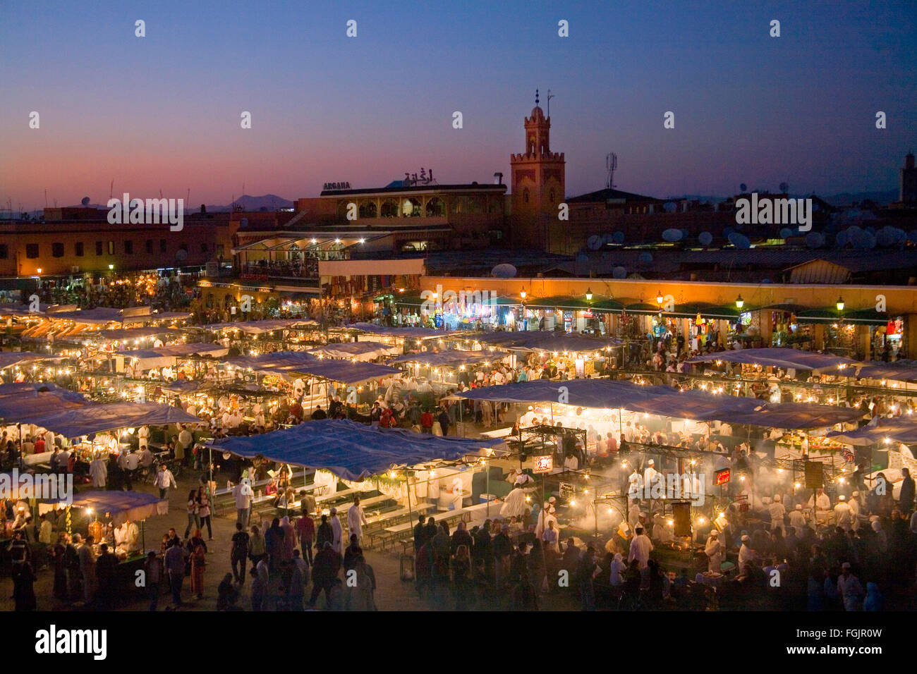 Abend-Cafés und Stände in Jemaa El Fna Platz. Marrakesch, Marokko Stockfoto