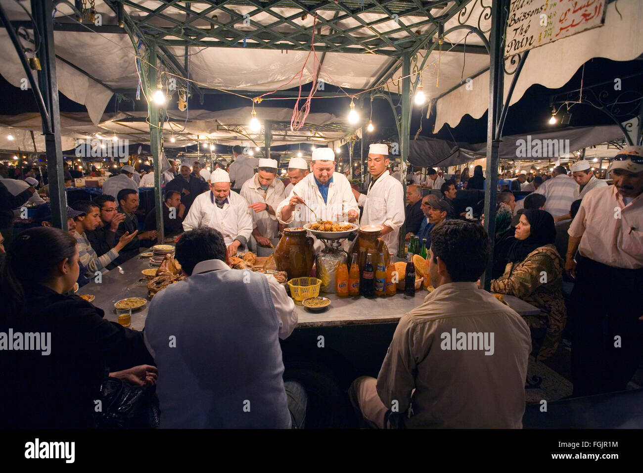 Essen und trinken in Platz Jemaa El Fna in Marrakesch Marokko Stockfoto