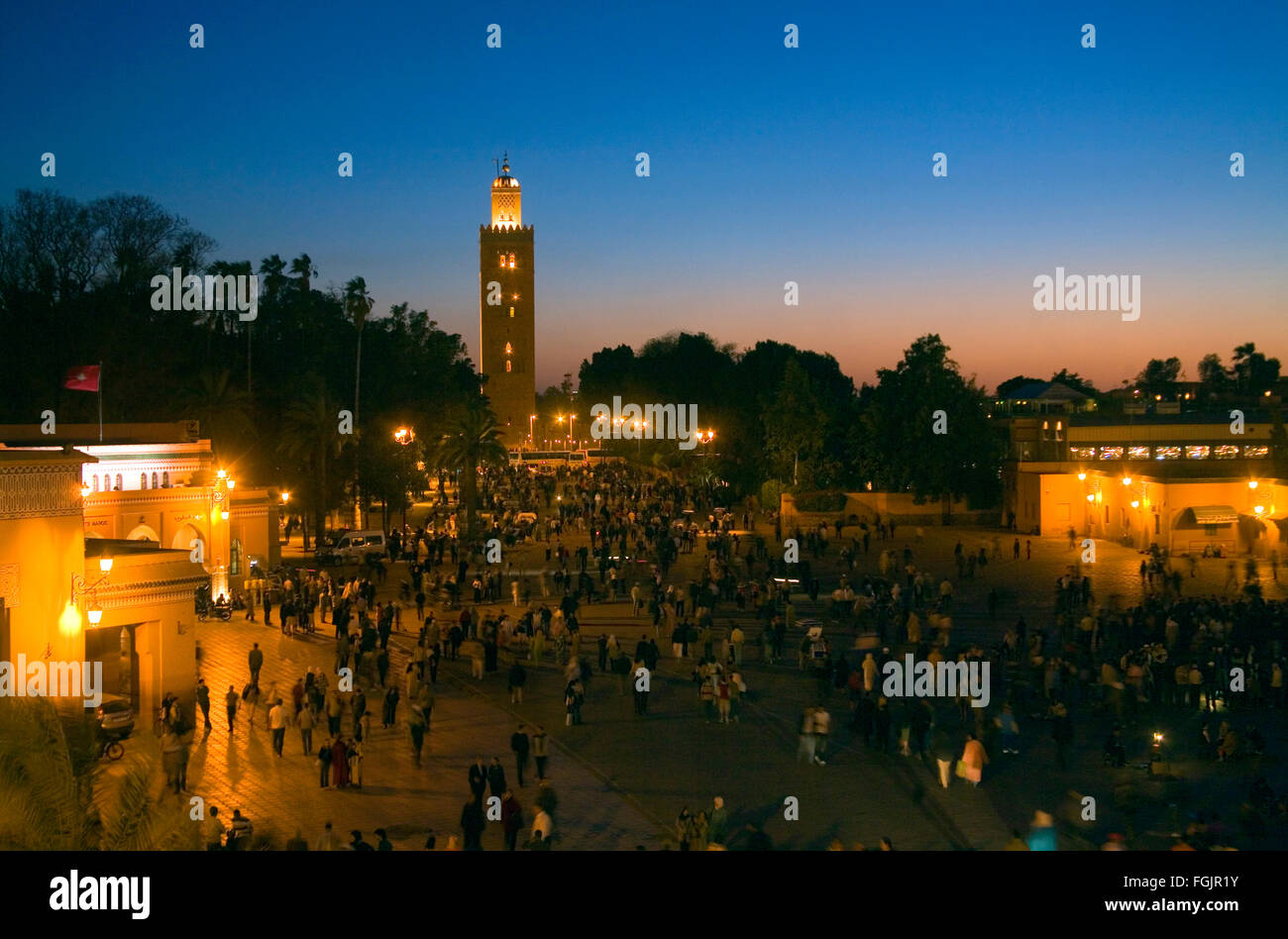 La Koutoubia Moschee und Jemaa El Fna Platz in Marrakesch auf Nightime. Marokko Stockfoto
