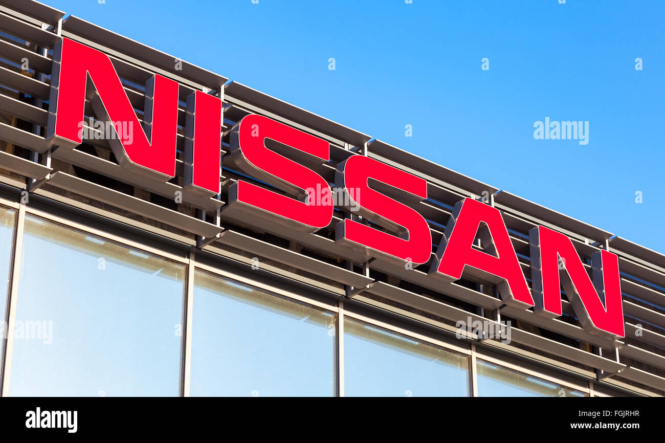 Offizielle Händler Zeichen der Nissan gegen blauen Himmel Stockfoto