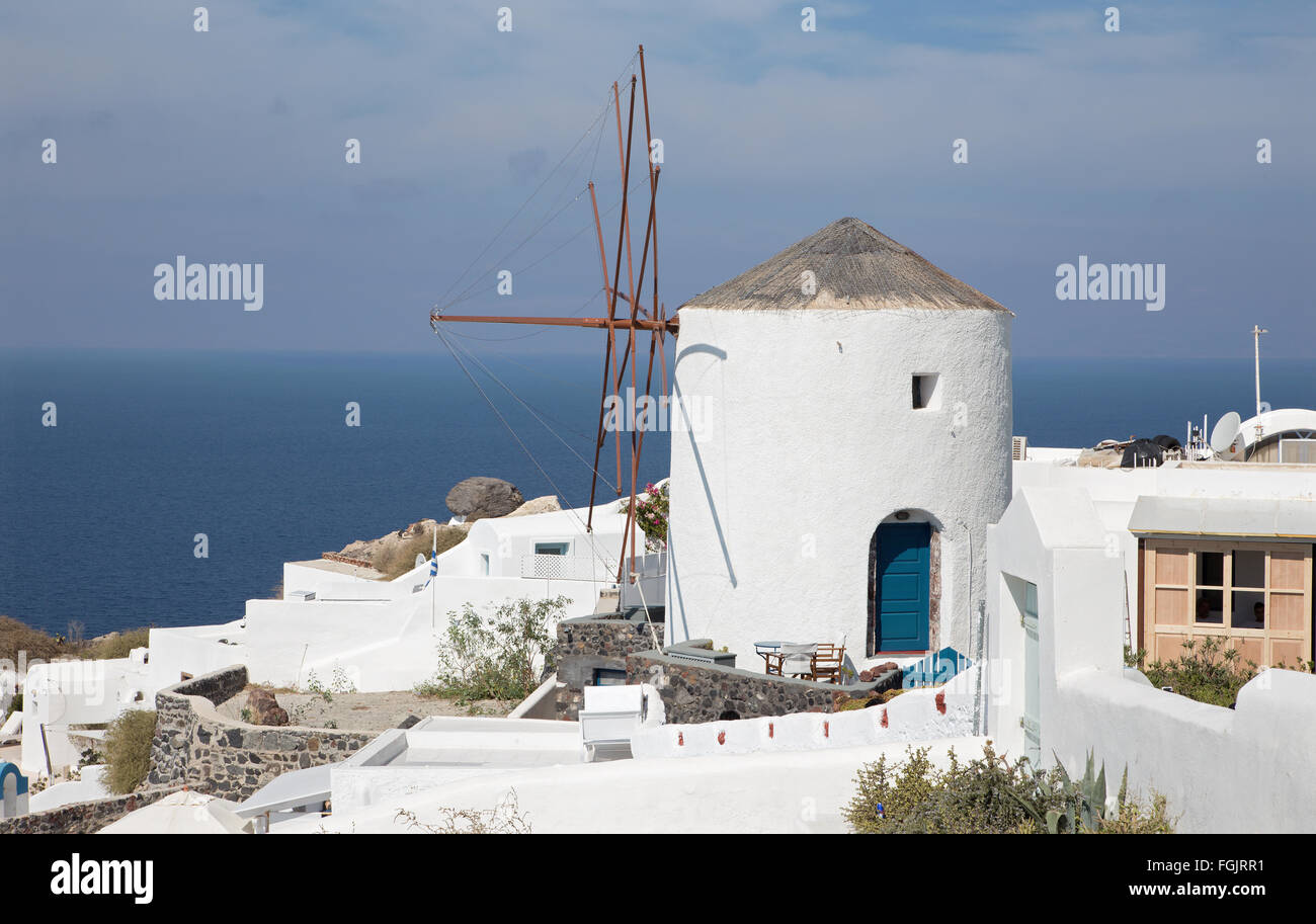 Santorini - die Windmühle in Oia. Stockfoto