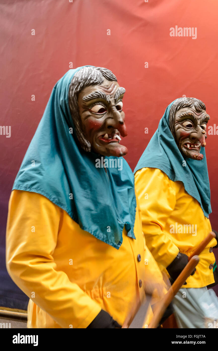 zwei erschreckende Hexen unter Regen am Karnevalsumzug, Stuttgart Stockfoto