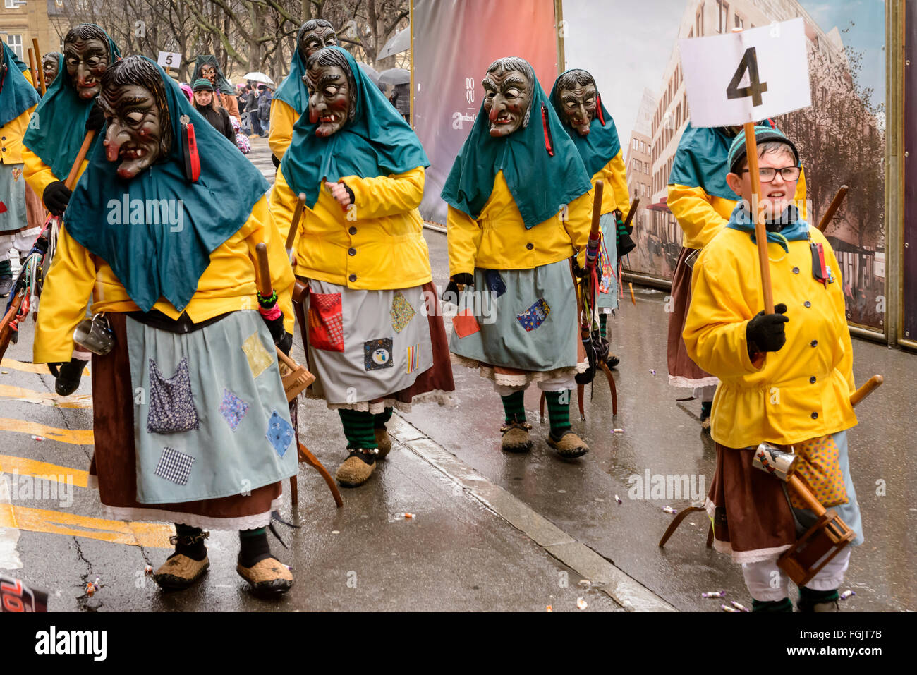 erschreckende Hexen unter Regen am Karnevalsumzug, Stuttgart Stockfoto