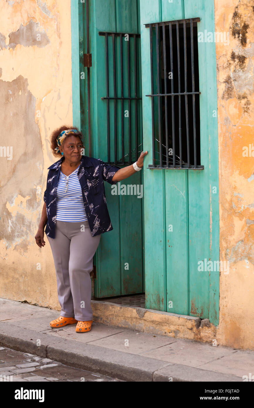 Alltag in Kuba - kubanische Frau stand in der Straße an Havanna, Kuba, Karibik, Karibik Stockfoto