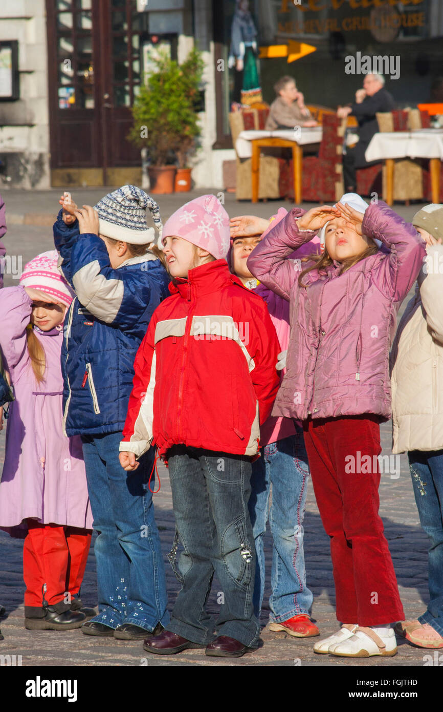 Kindergarten-Kinder am Raekoja Plats, Tallinn, Estland Stockfotografie
