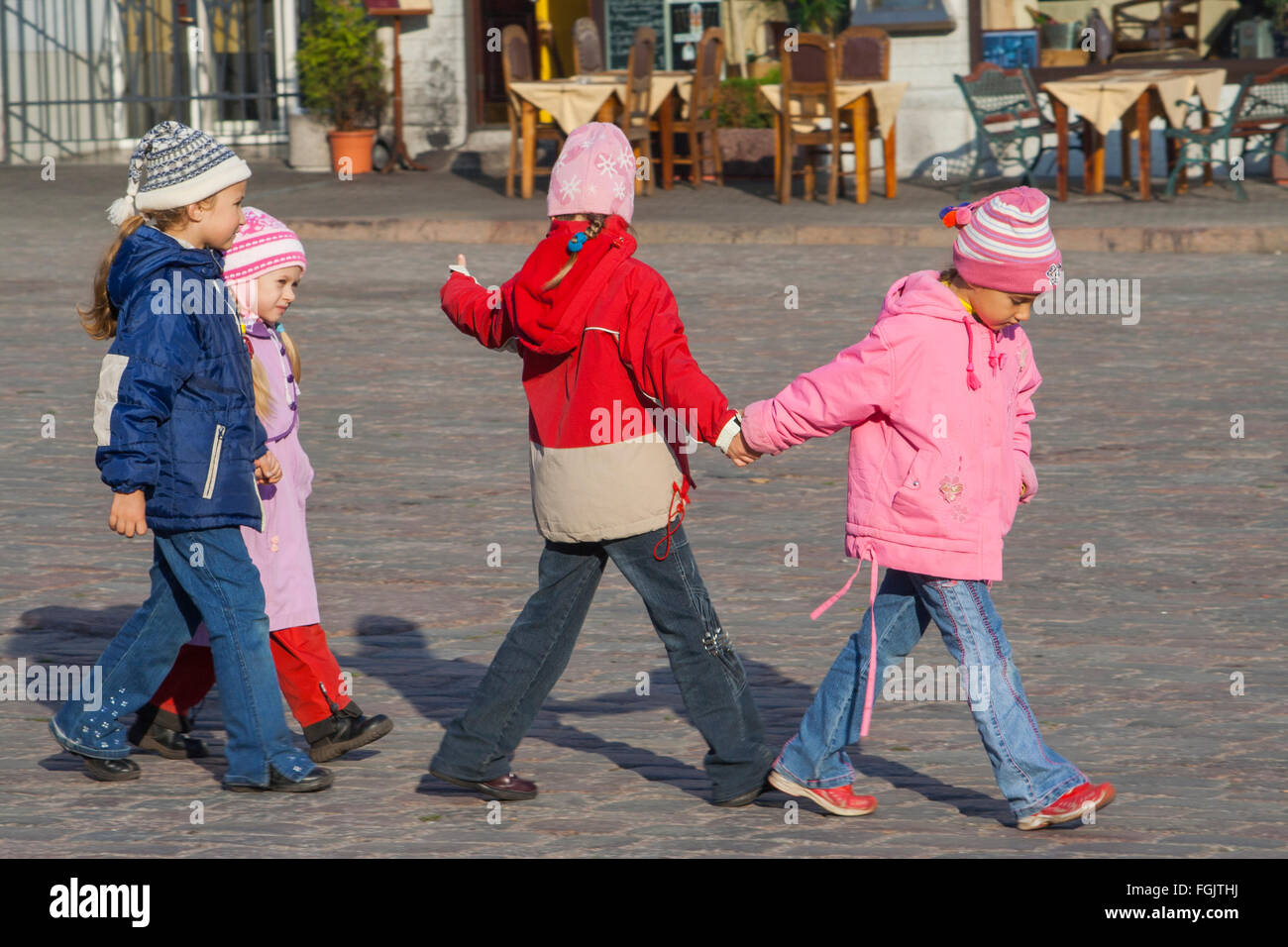 Kindergarten-Kinder am Raekoja Plats, Tallinn, Estland Stockfoto