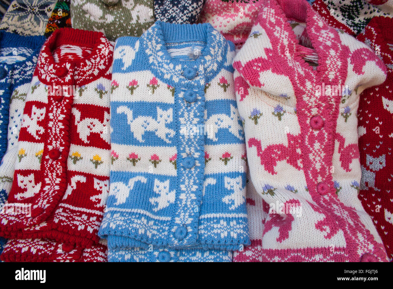 Traditionelle handgestrickte Artikel zum Verkauf auf Müürivahe Straße, Tallinn, Estland Stockfoto