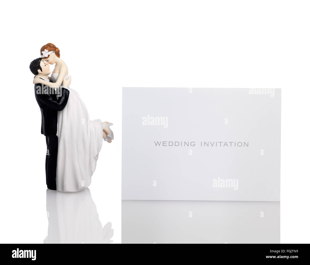 Braut und Bräutigam mit einer Hochzeitseinladung Stockfoto