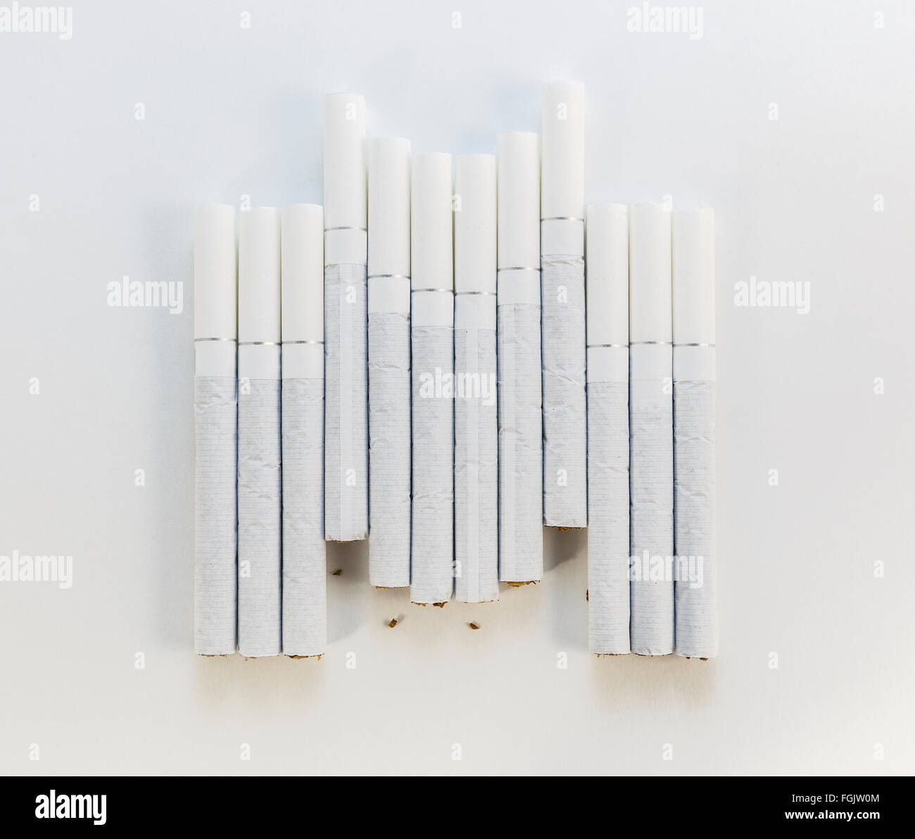 Zigarette Mit Einem Weissen Filter Angelegt In Einer Reihe Auf Einem Weissen Hintergrund Stockfotografie Alamy