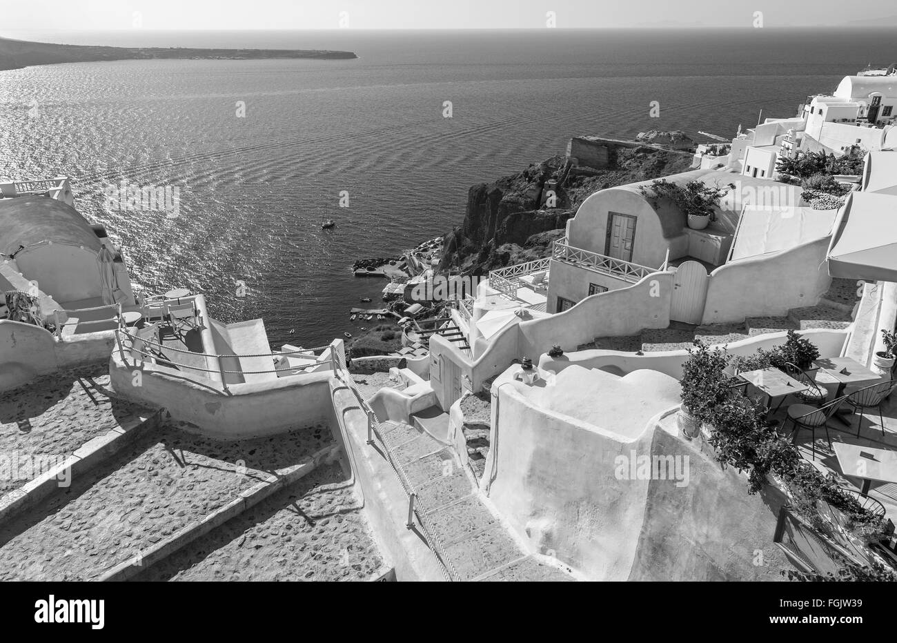 Santorin - Blick von der Stadt zum Hafen Amoudi in Oia. Stockfoto