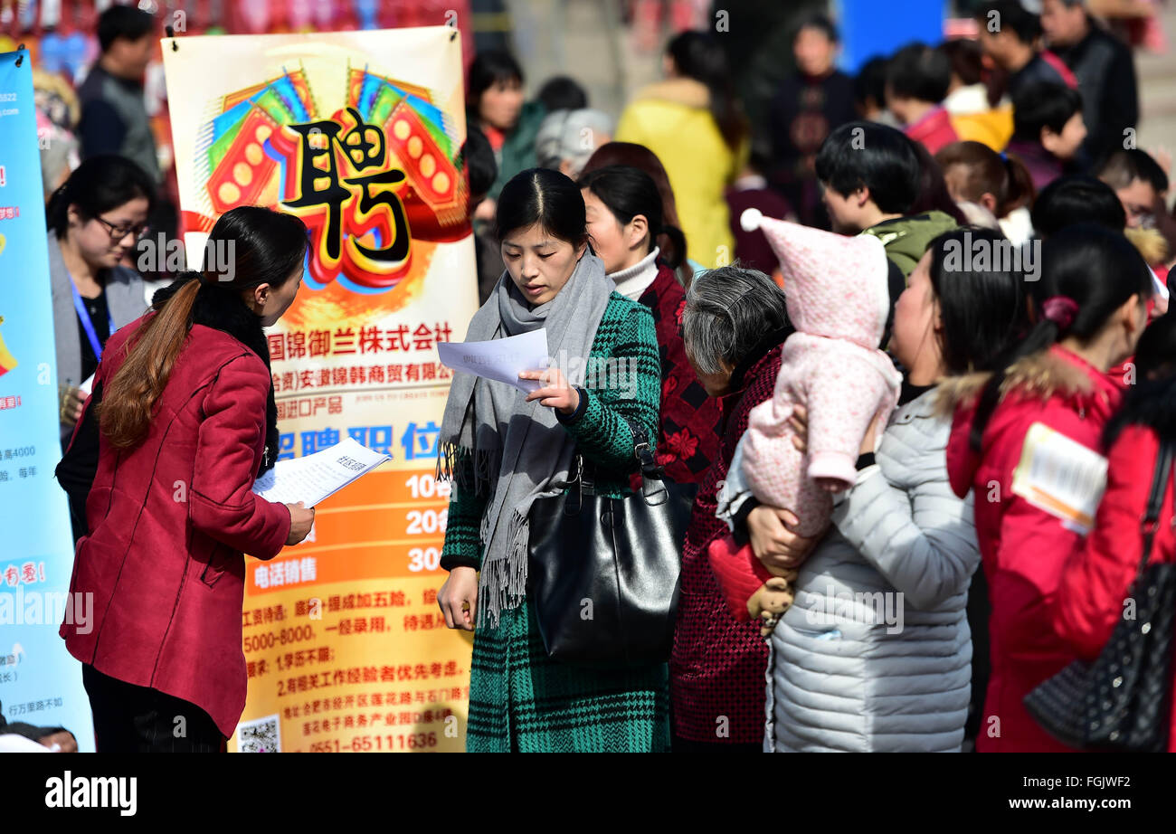 (160220)--HEFEI, 20. Februar 2016 (Xinhua)--Arbeitssuchende Consult auf einer Jobmesse in Jinxiu Gemeinschaft von Hefei, Anhui Provinz Ost-China, 20. Februar 2016. Insgesamt 120 Unternehmen zur Verfügung gestellt mehr als 1.000 offene Stellen auf der Messe am Samstag.  (Xinhua/Liu Junxi) (Mcg) Stockfoto