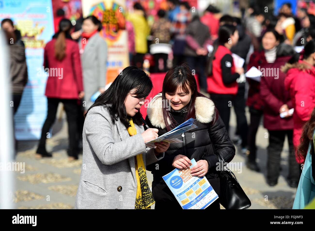 (160220)--HEFEI, 20. Februar 2016 (Xinhua)--A / der Arbeitsuchenden berät auf einer Jobmesse in Jinxiu Gemeinschaft von Hefei, Anhui Provinz Ost-China, 20. Februar 2016. Insgesamt 120 Unternehmen zur Verfügung gestellt mehr als 1.000 offene Stellen auf der Messe am Samstag.  (Xinhua/Liu Junxi) (Mcg) Stockfoto