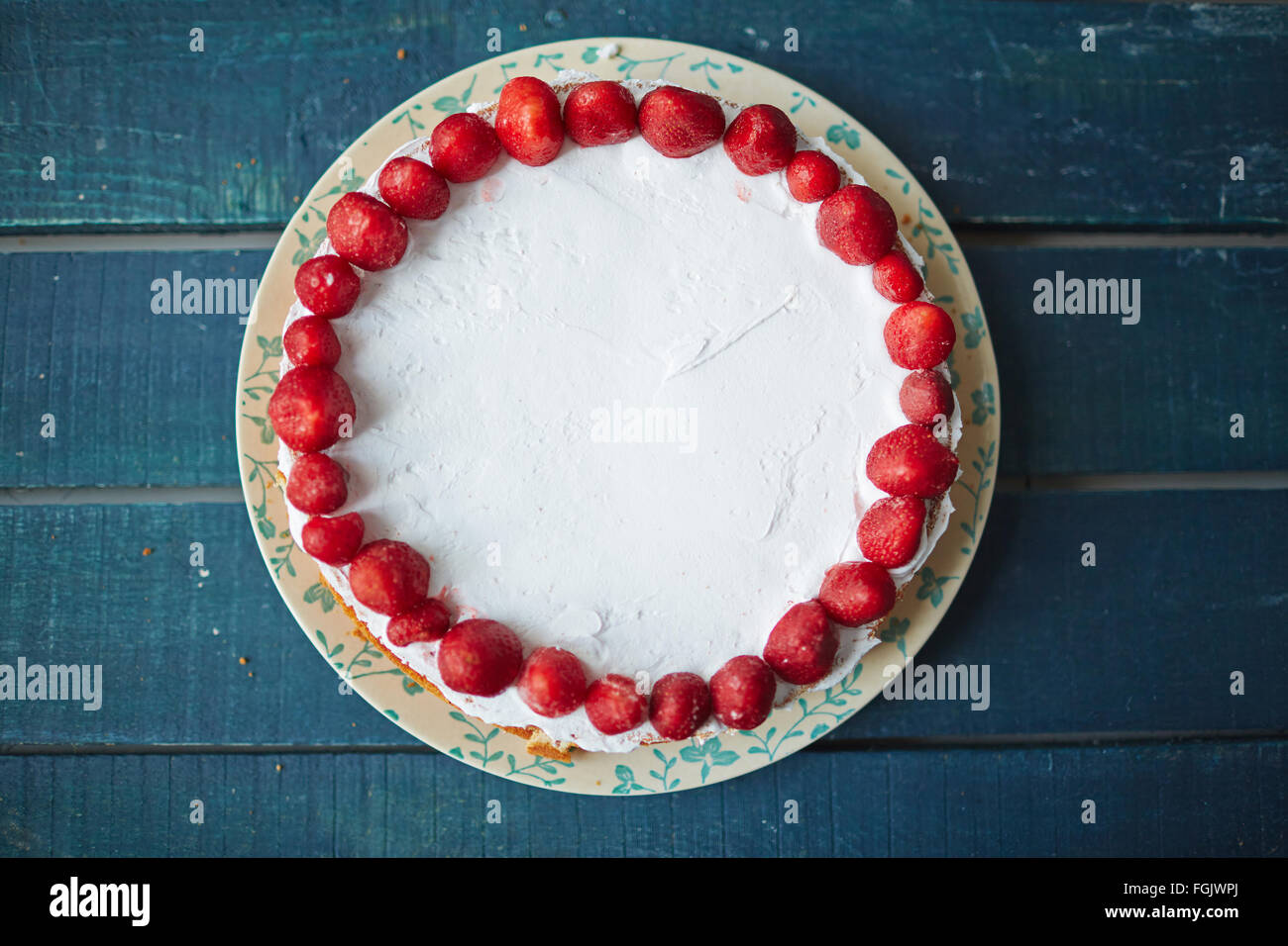 Leckere Kuchen mit geschlagener Sahne und reife Erdbeeren verziert Stockfoto