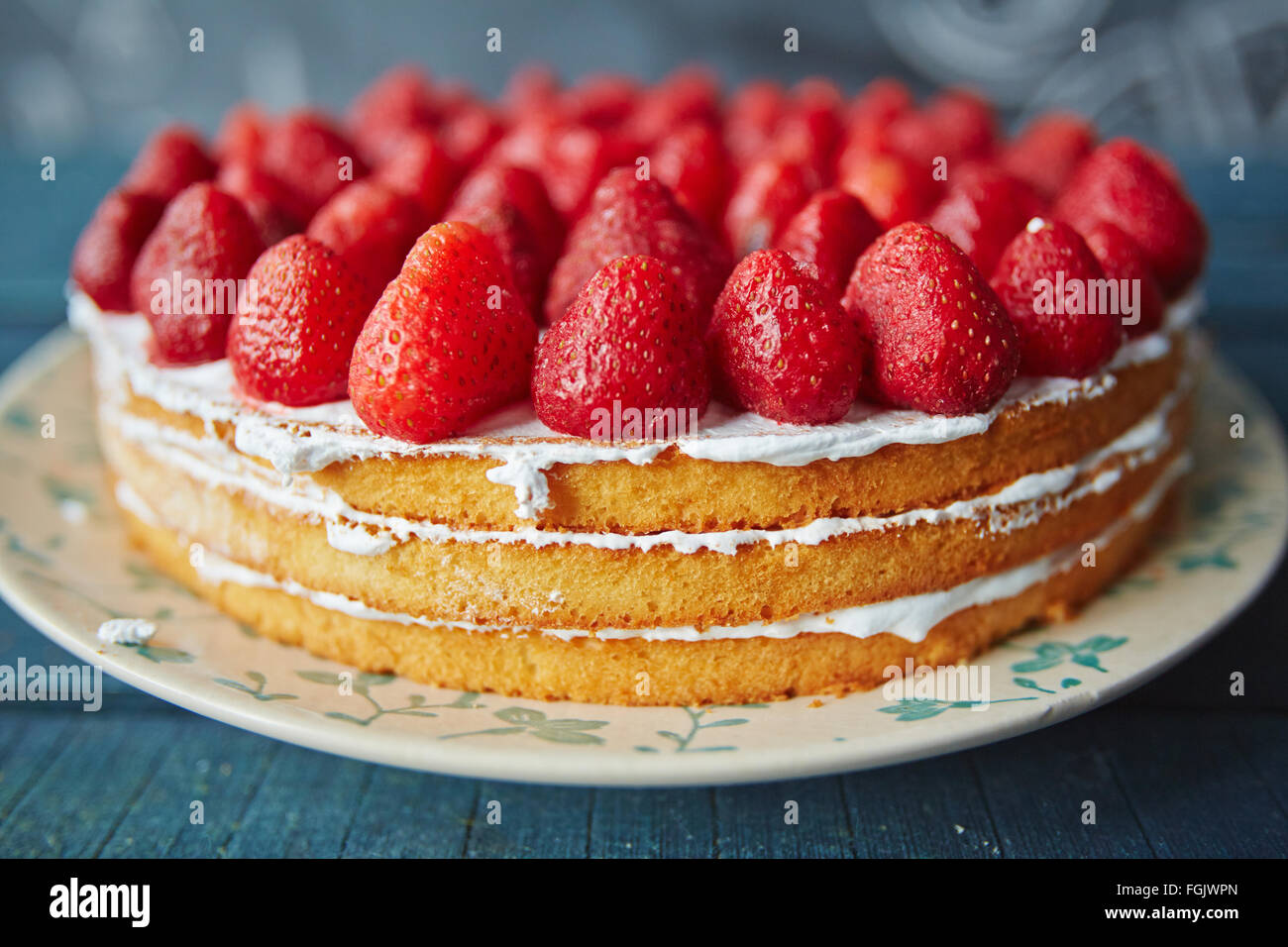 Leckere Kuchen mit frischen Erdbeeren verziert Stockfoto