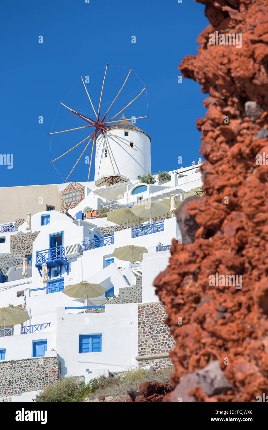 Santorin, Griechenland - 5. Oktober 2015: Der Blick zum Teil von Oia mit den Windmühlen. Stockfoto