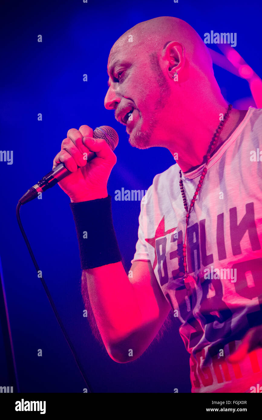 Fontaneto d'Agogna Italien. 19. Februar 2016. Der italienische Rockband NEGRITA führt live auf der Bühne auf das Phänomen während der "Club Tour 2016" Kredit: Rodolfo weitertransferiert/Alamy Live News Stockfoto