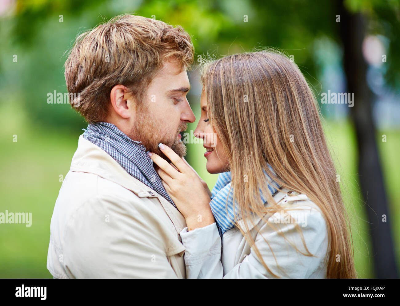 Glückliches junges Paar Flirten im park Stockfoto