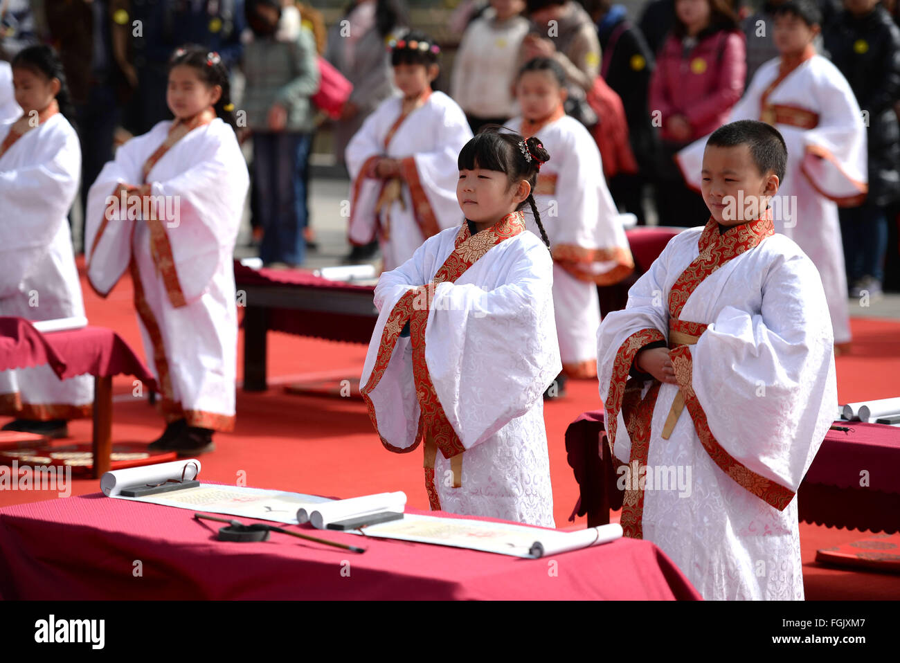 Xi ' an, der chinesischen Provinz Shaanxi. 20. Februar 2016. Schüler besuchen eine erste schriftliche Zeremonie in Xi ' an, Hauptstadt der Nordwesten der chinesischen Provinz Shaanxi, 20. Februar 2016. Fünfundfünfzig Studenten tragen traditionelle Volkmusik nahmen an der Zeremonie am Samstag. Es ist eine Bildung Aktivität für Kinder, die ihr Schulleben in China startet. © Liu Xiao/Xinhua/Alamy Live-Nachrichten Stockfoto