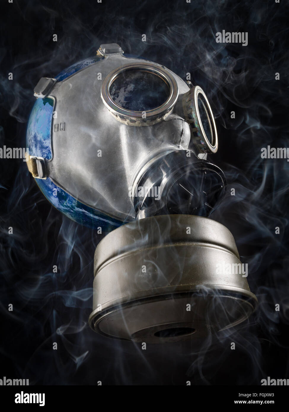 Planetenerde mit Gasmaske als Metapher für globale Luftverschmutzung Stockfoto