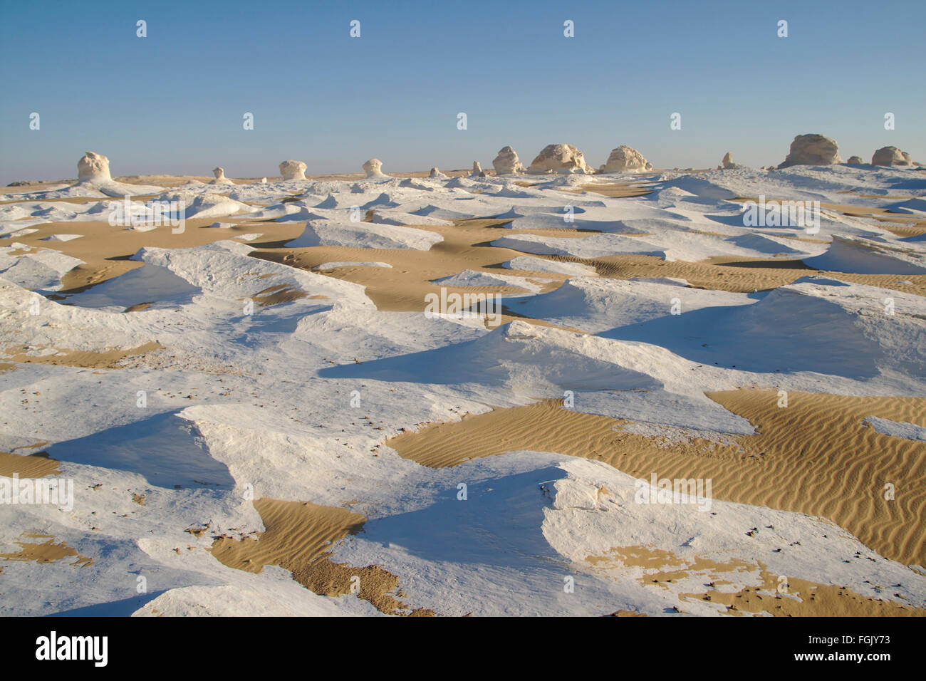 Sand und weißen Kalkstein sah aus wie Eis in einem Meer von Sand (Morgenlicht), Weiße Wüste, Ägypten Stockfoto