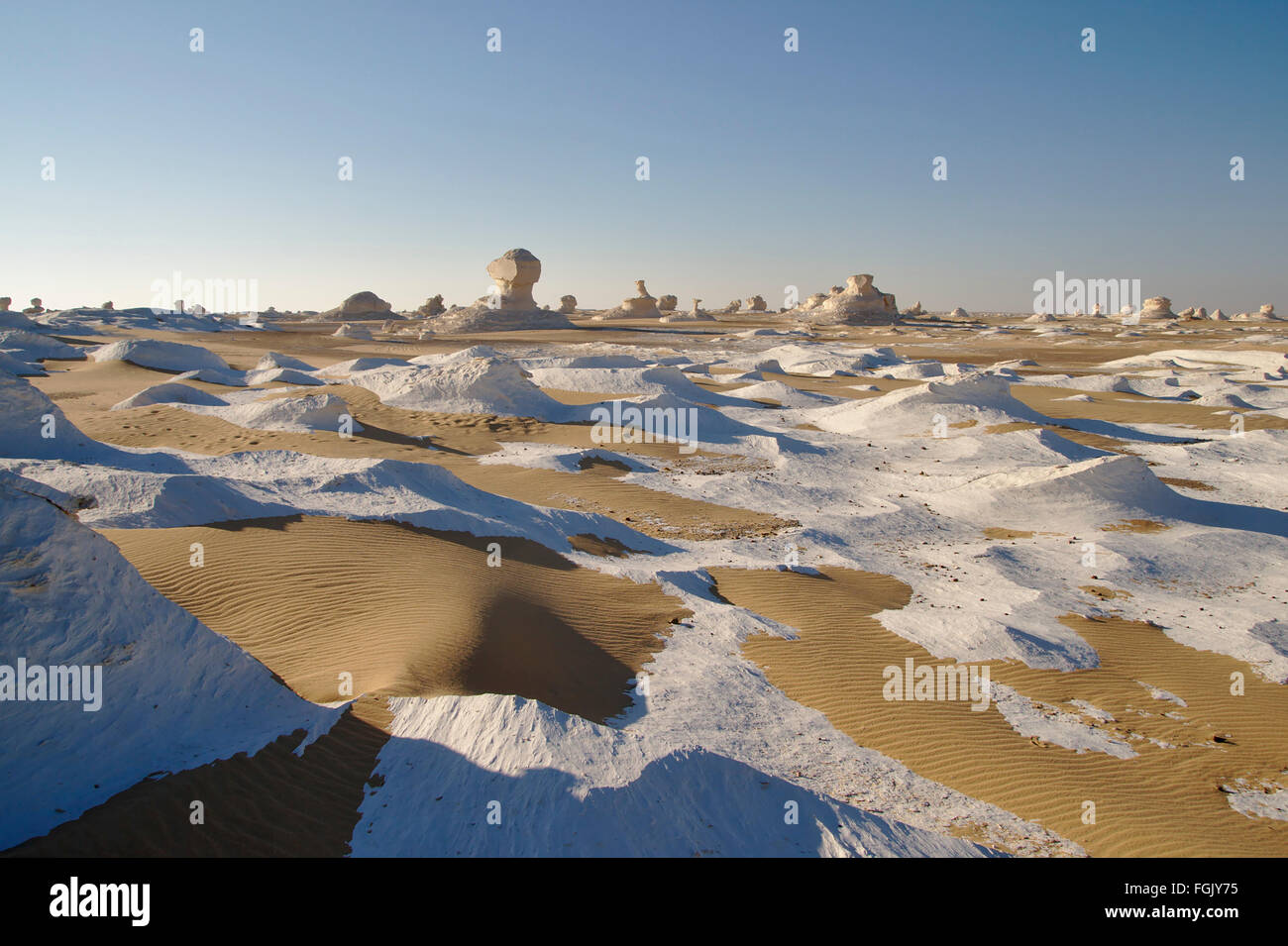 Sand und weißen Kalkstein sah aus wie Eis in einem Meer von Sand (Morgenlicht), Weiße Wüste, Ägypten Stockfoto