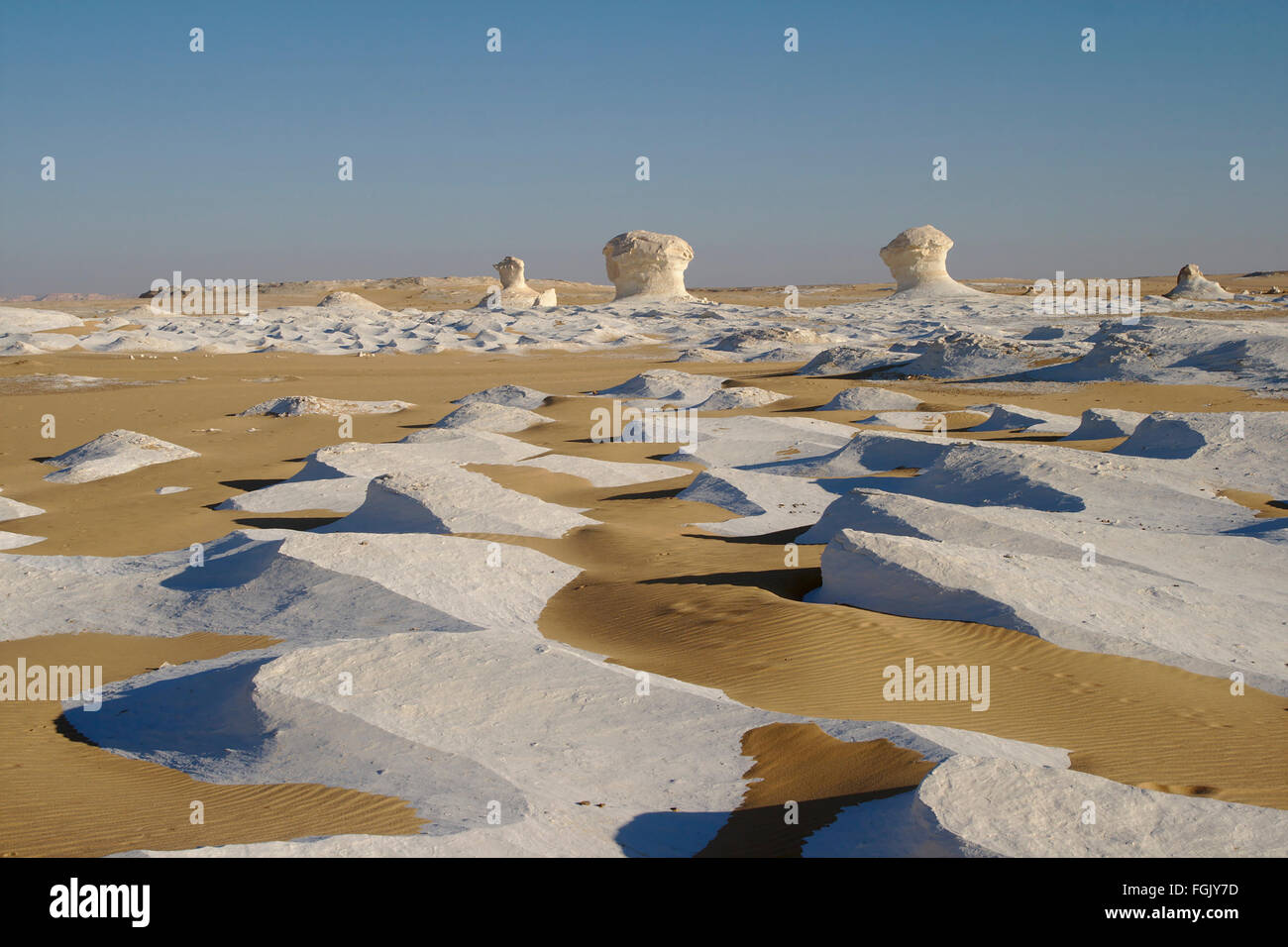 Sand und weißen Kalkstein sah aus wie Eis in einem Meer von Sand (Morgenlicht), Weiße Wüste, Ägypten Stockfoto