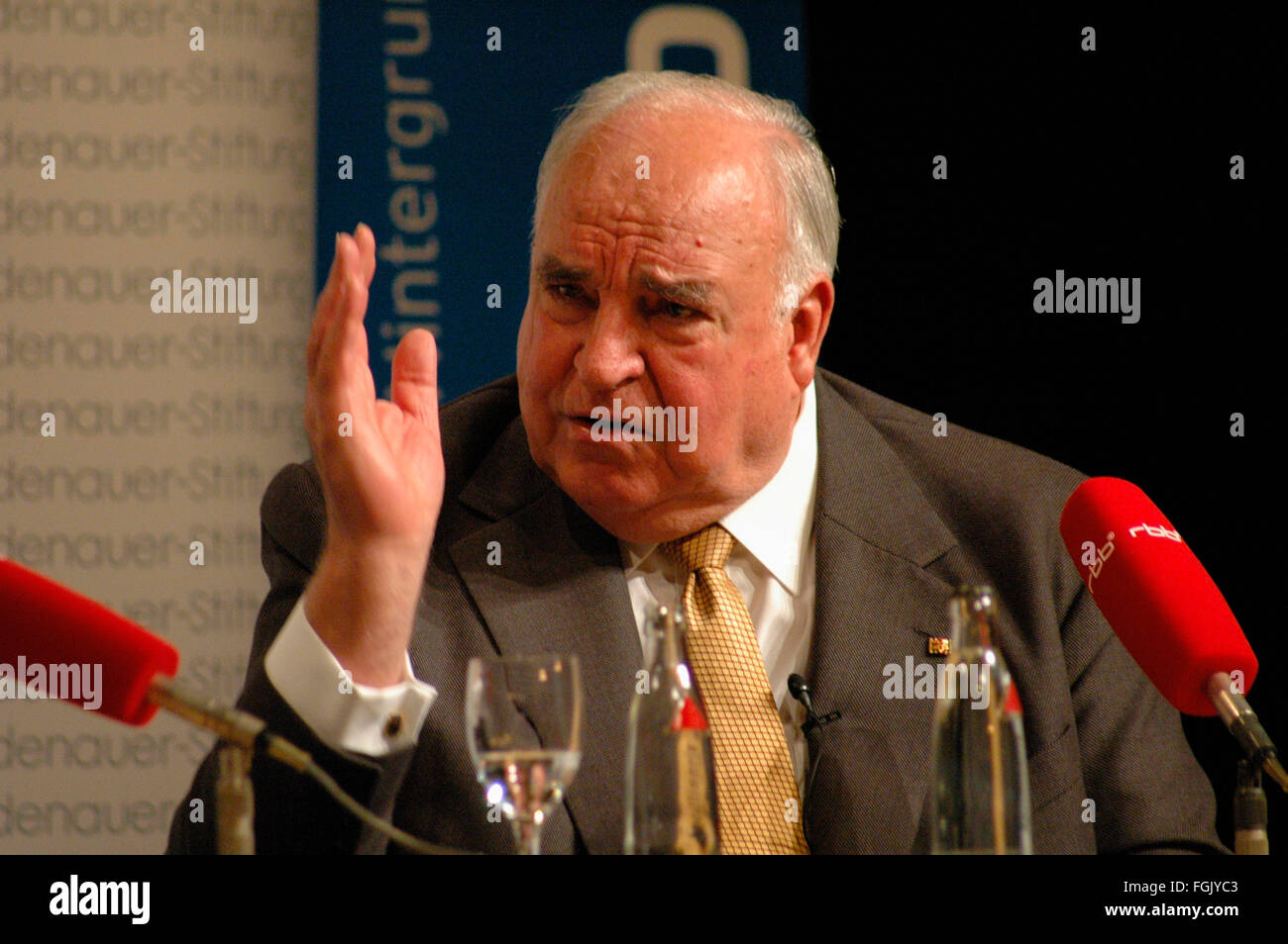 Helmut Kohl - Bei Einer Podiumsdiskussion, Die von der Konrad-Adenauer-Stiftung Und Dem RBB Inforadio Im Traenenpalast in Berlin Stockfoto