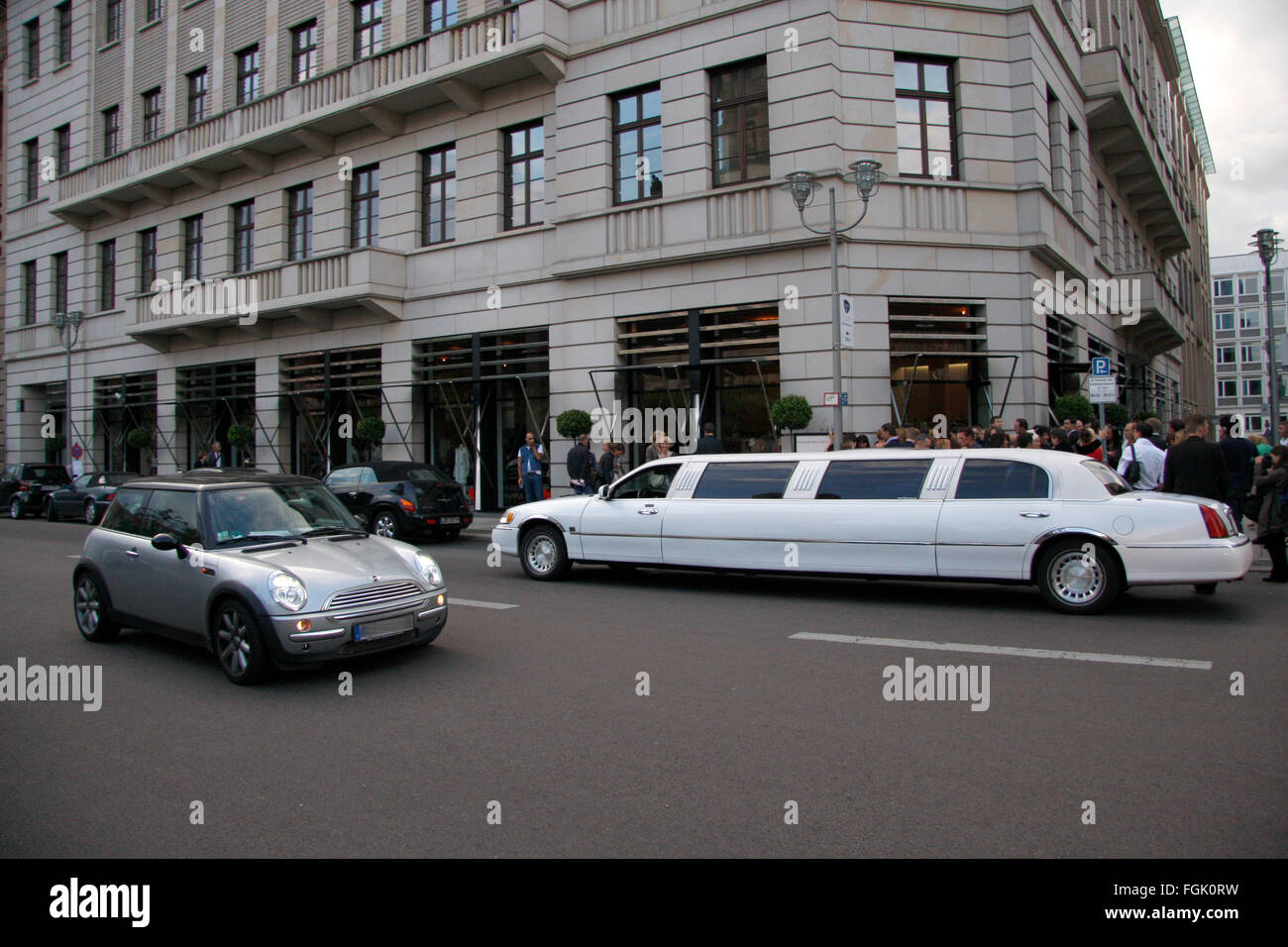 Stretch Limousine Vor Einem Modegeschaeft in der Ranzoesischen Straße in Berlin-Mitte. Stockfoto