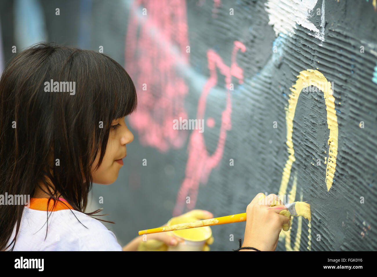 Junges Teenies Mädchen malt die Wand außerhalb Stockfoto
