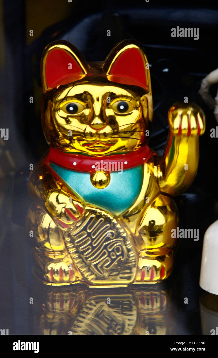 "Maneki Neko" Oder Auf Deutsch "Winkekatze", Ein Asiatischer Gluecksbringer, Berlin-Mitte. Stockfoto