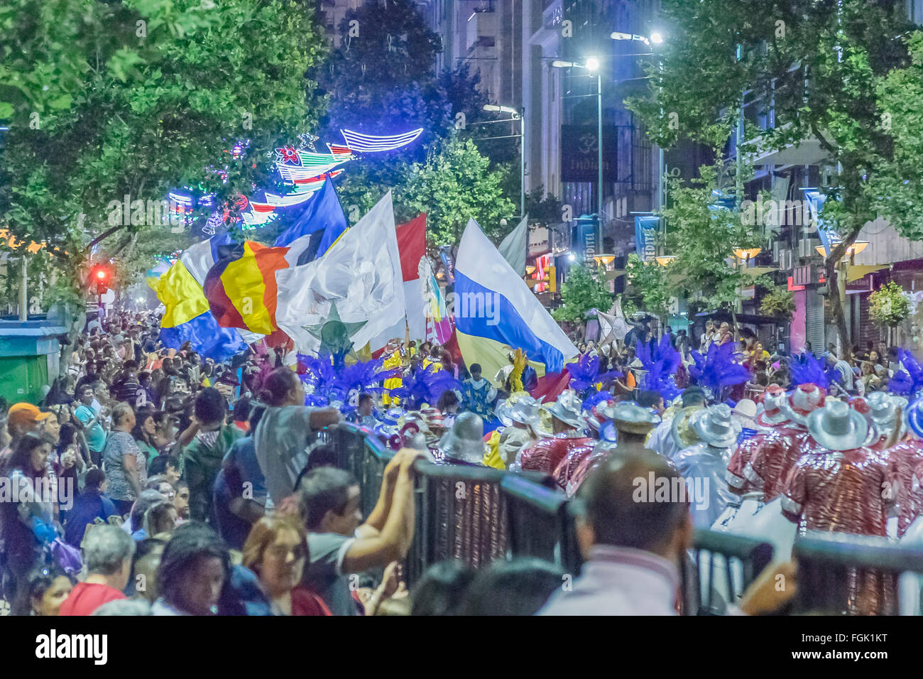 MONTEVIDEO, URUGUAY, Januar - 2016 - Publikum bei der konstituierenden Parade des Karnevals am traditionellen 18 de Julio Straße in der Stadt von Mon Stockfoto
