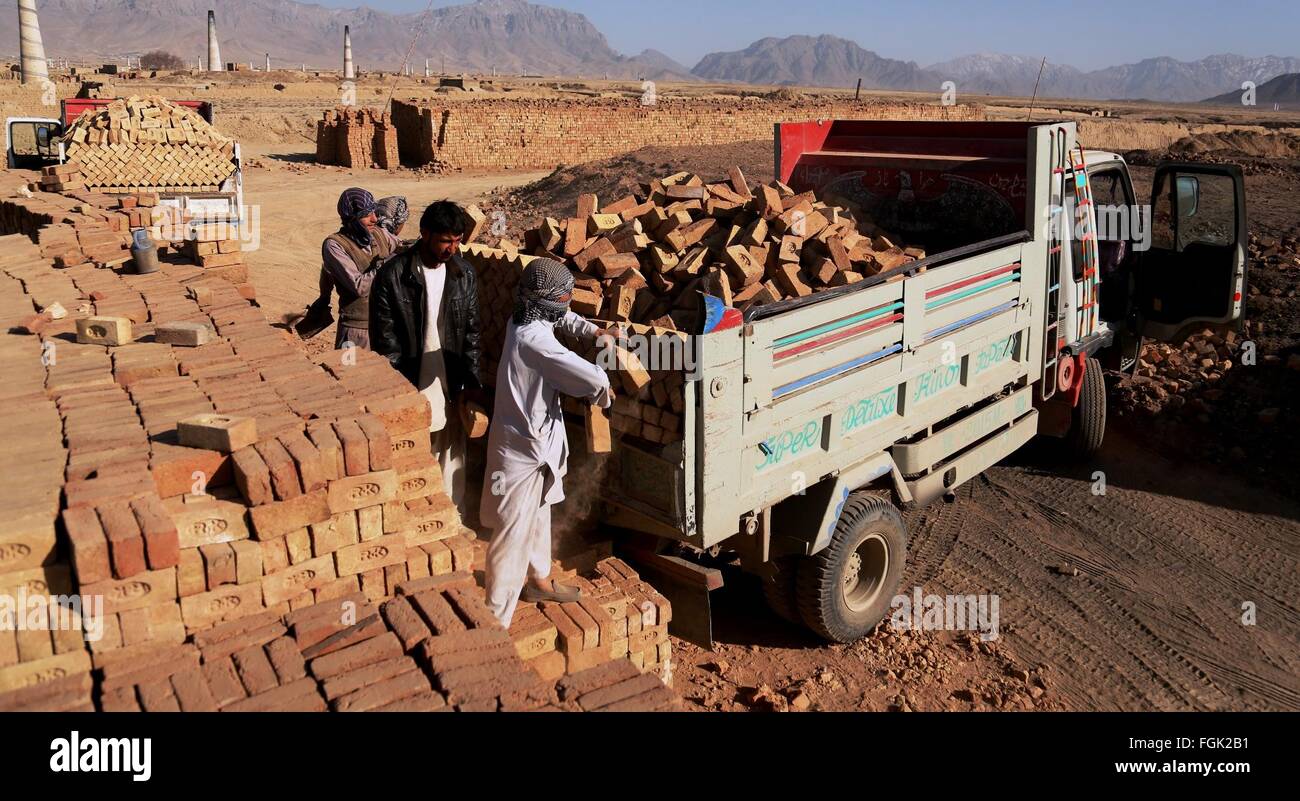 Kabul, Afghanistan. 20. Februar 2016. Afghanischen Männer laden Ziegel auf einem LKW in einer Ziegelei in Kabul, Hauptstadt von Afghanistan, 20. Februar 2016. Afghanen sind wirtschaftliche Not in den vergangenen zwei Jahren konfrontiert wie Unsicherheit, Armut und endemische Korruption sind die Hauptgründe, die die Entwicklung des Landes behindern. © Rahmat Alizadah/Xinhua/Alamy Live-Nachrichten Stockfoto