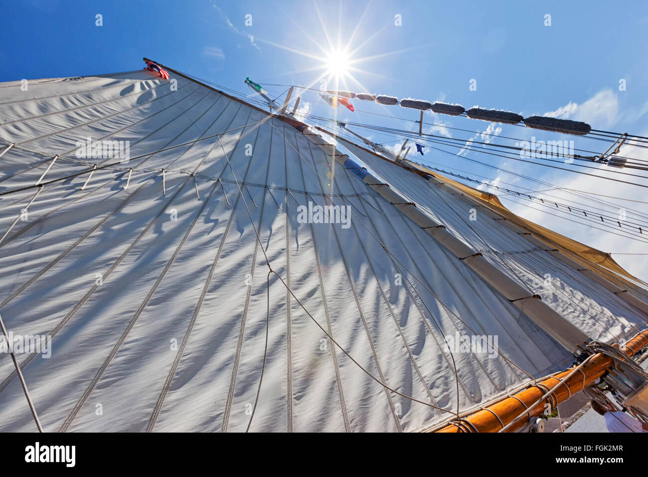 Segeln - eine große Leinwand Segeln unter schönen strahlend blauen Himmel. Mast und Segel unter einem Sonne-Stern am Lake Huron Stockfoto