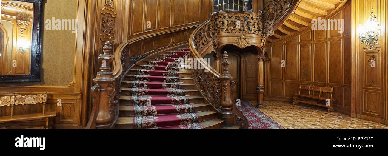 LVIV, UKRAINE - 16. Januar 2016: Haus der Wissenschaftler in Lemberg, Ukraine. Vintage Holz Wendeltreppe. Stockfoto