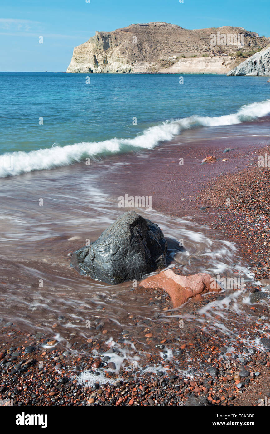 Santorini - der rote Strand vom südlichen Teil der Insel. Stockfoto