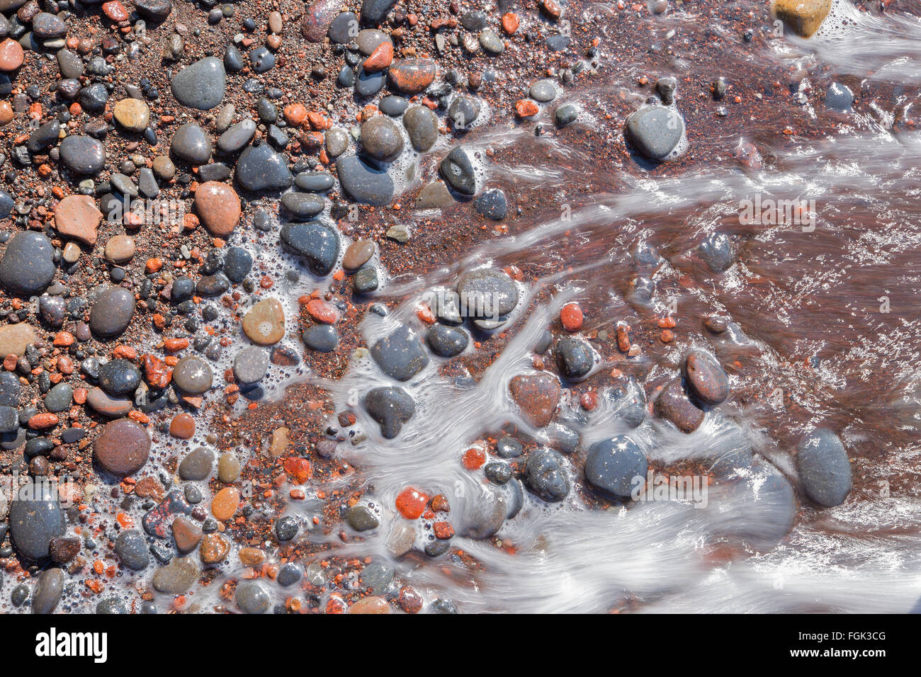 Santorini - das Detail der Pemza von Red Beach in der Welle. Stockfoto