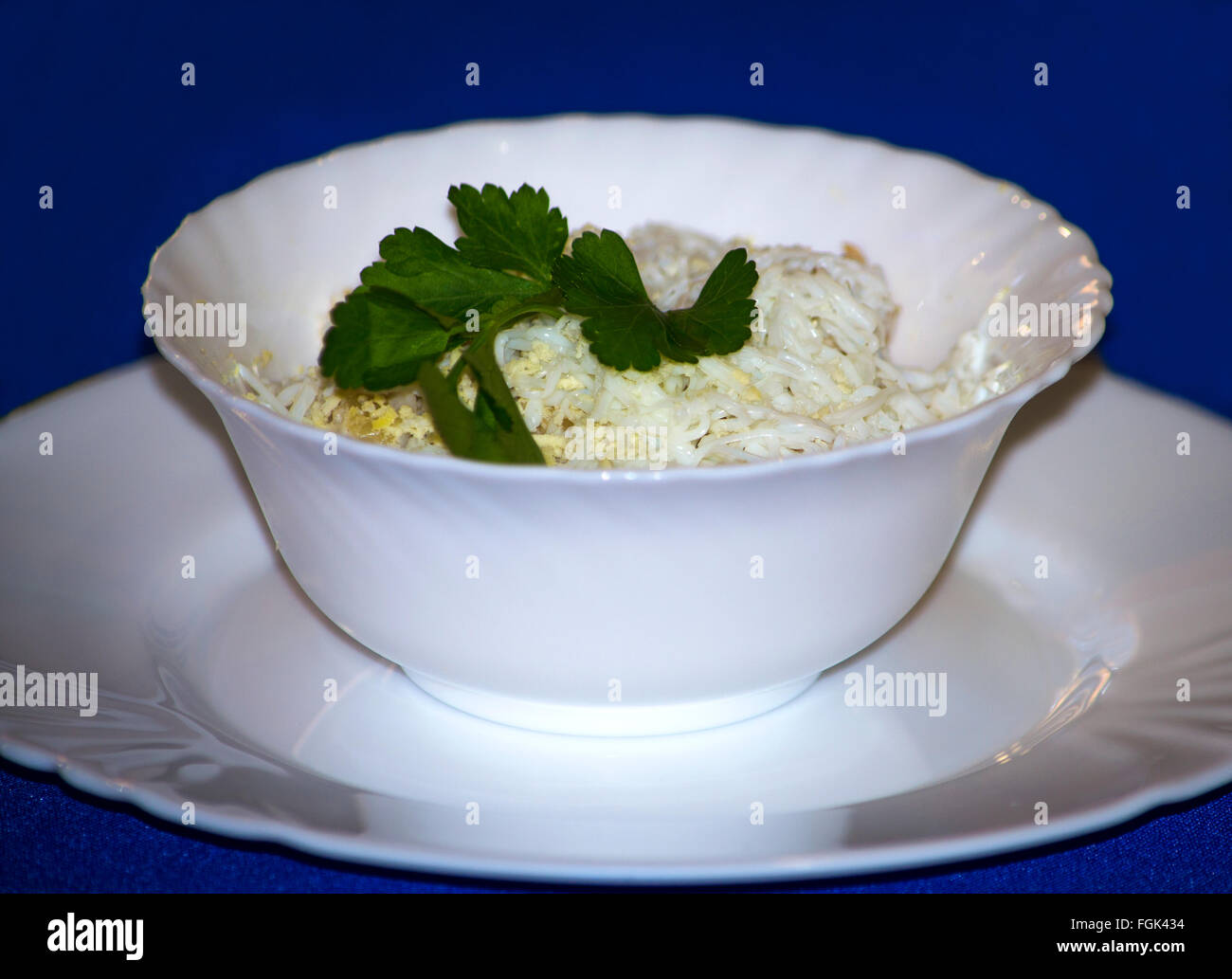 Salat, weiß, eine Platte, blau, Hintergrund, Essen, ein Mittagessen, ein Abendessen, Produkte, Eiern Stockfoto