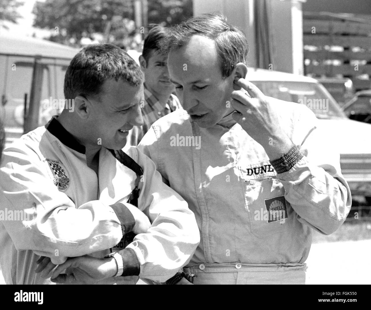 John Surtees und Mechaniker zu Beginn des Motorsport und formale und Grand Prix Rennen in Kanada in Mosport Rennstrecke in der Nähe von Bownmanville, Ontario, 1960 Stockfoto