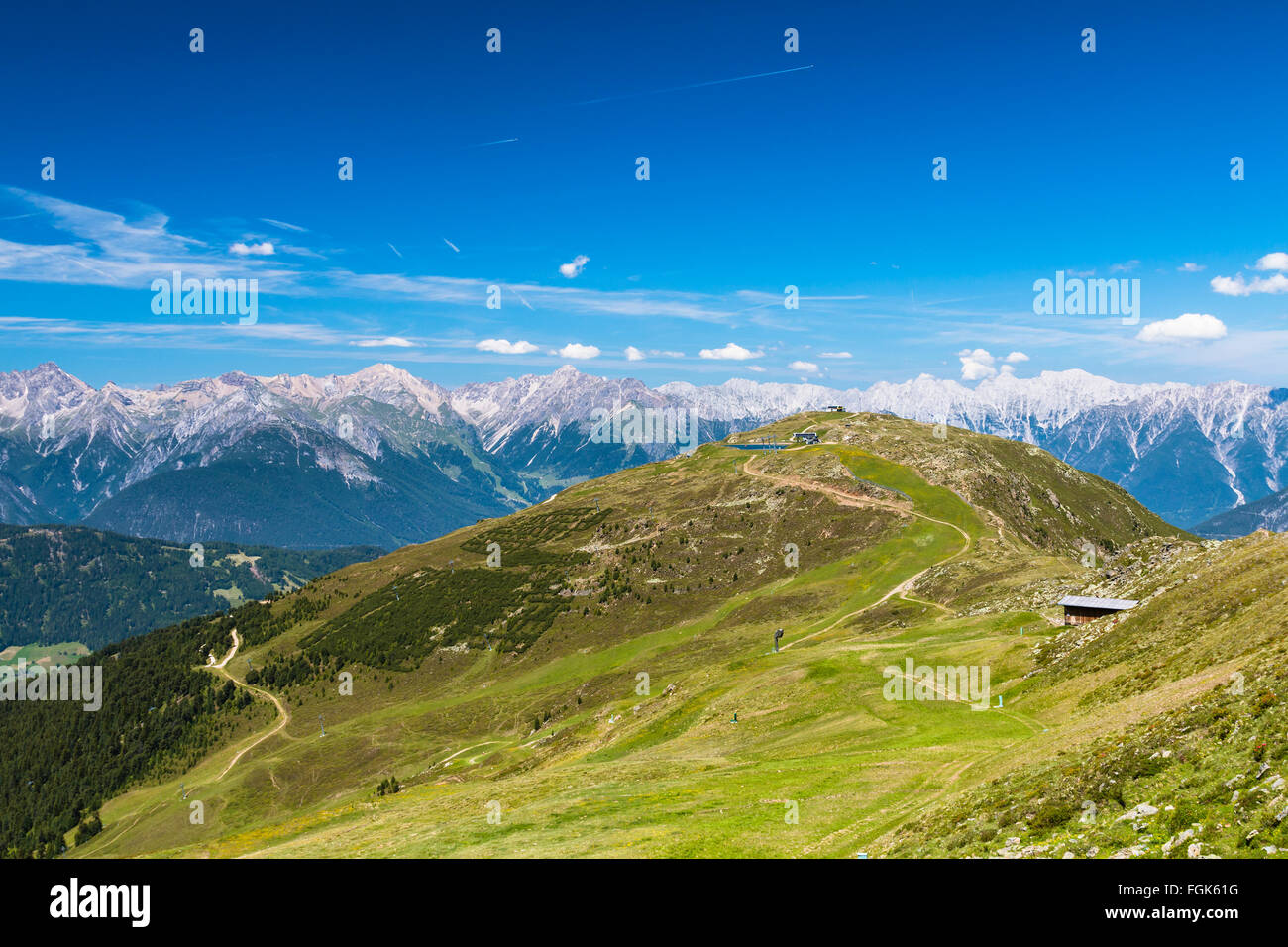 Sommer-Blick über Wiesen, einer Bergkette im Pitztal, Österreich Stockfoto