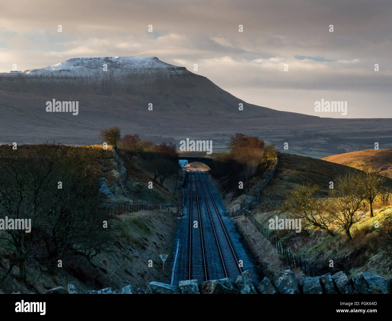 Landschaft des Ingleborough gesehen von der Brücke entlang der Settle Carlisle Eisenbahnlinie Stockfoto