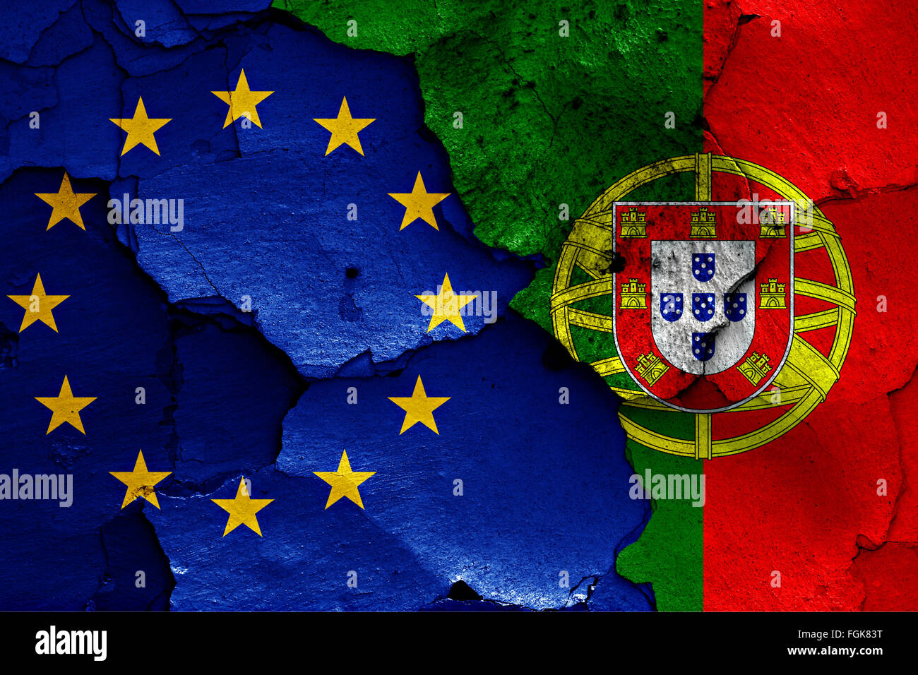 Flaggen der EU und Portugal auf rissige Wand gemalt Stockfoto