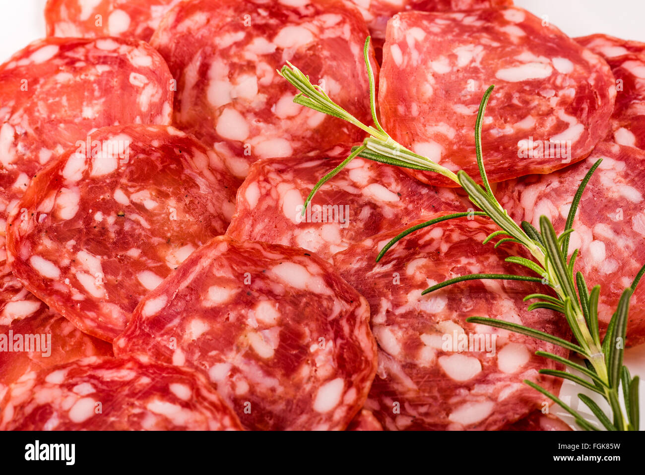 Italienische Salami mit Pfeffer, Mailand, Bratwurst, fein gehackt, Rosmarin, Fleisch, Schweinefleisch, würzig, Aroma, Würze, lecker, teure, exklusive Stockfoto