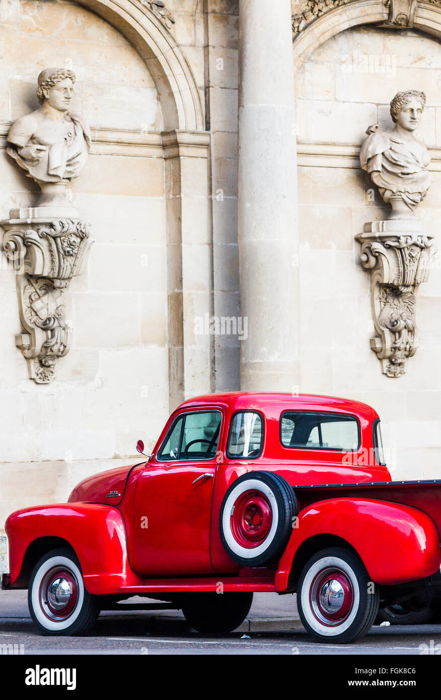 roten Oldtimer vor historischen Gebäude Stockfoto