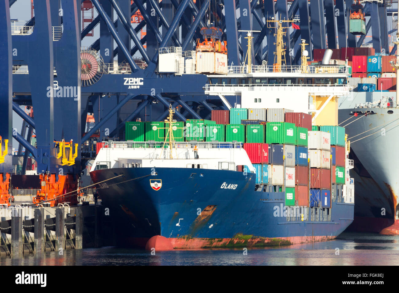 Containerbrücken Beladen eines Schiffes im Hafen von Rotterdam. Stockfoto