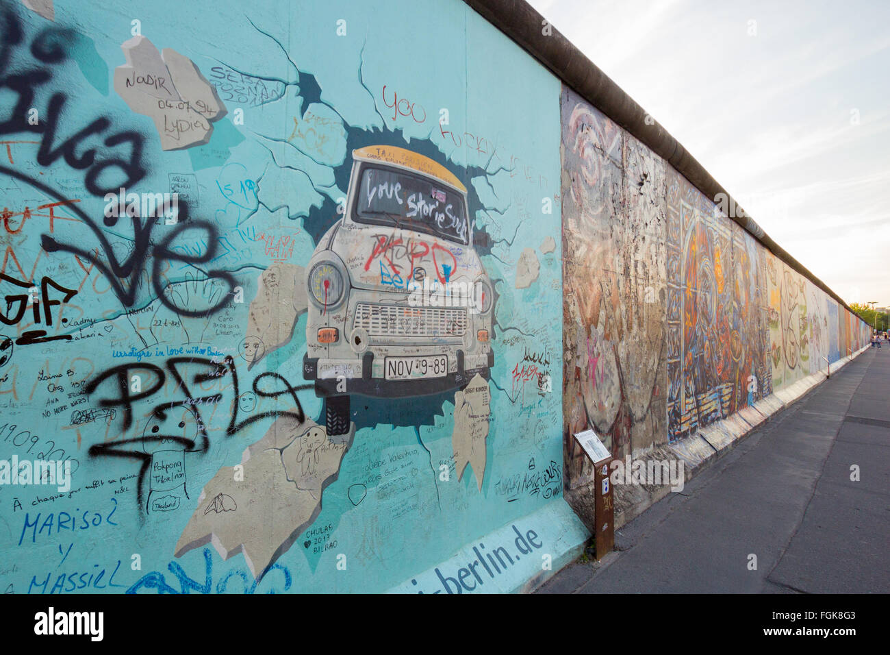 Fragment von der East Side Gallery. Es ist ein 1,3 km lange Teil der original Berliner Mauer die 198 zusammengebrochen Stockfoto